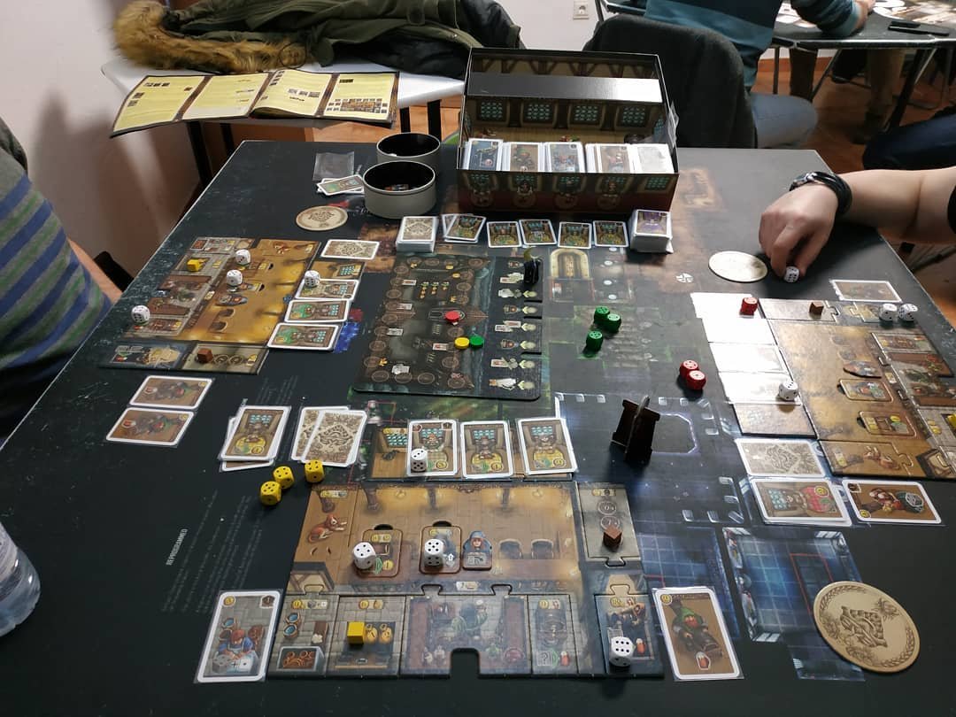 CaballeroMeeple's tweet photo. As Tabernas do Vale Profundo (Las Tabernas de Valfonda para los amigos) en @dadosycubitos
#Salamanca #boardgames #juegosdemesa #tabernasdevalfonda https://t.co/jjpYzTgbvY