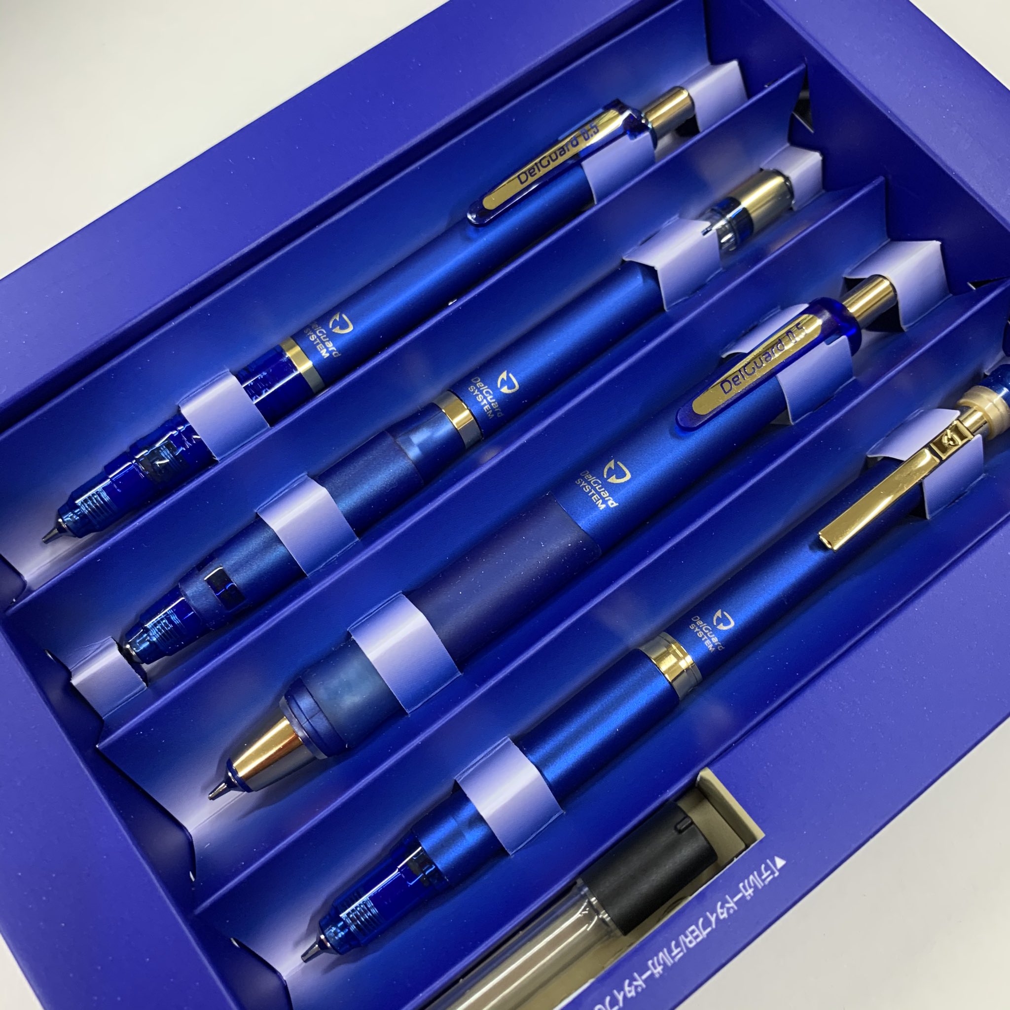 文房具のトミゼン 公式 Y Umemura1004 こちらゼブラのシャープペンシル デルガードの３周年限定モデルなのですヨ 文具屋さんで働いていらっしゃったのですね 文具って 新しさにワクワクする気持ちと 懐かしい気持ちを呼び起こしてくれるなと