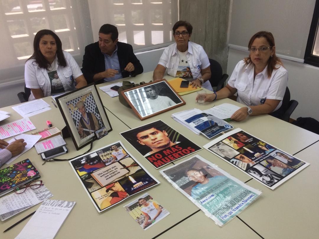 olga_proposito's tweet photo. #08Feb A pesar del bloqueo impuesto por el Régimen Venezolano para impedir el ingreso a nuestro País de la @CIDH tuvimos el derecho de palabra para dar nuestro Testimonio, denunciar los retardos procesales y las barbaries cometidas y aún impunes en cada uno de nuestros casos. https://t.co/vVYAwsRZtr
