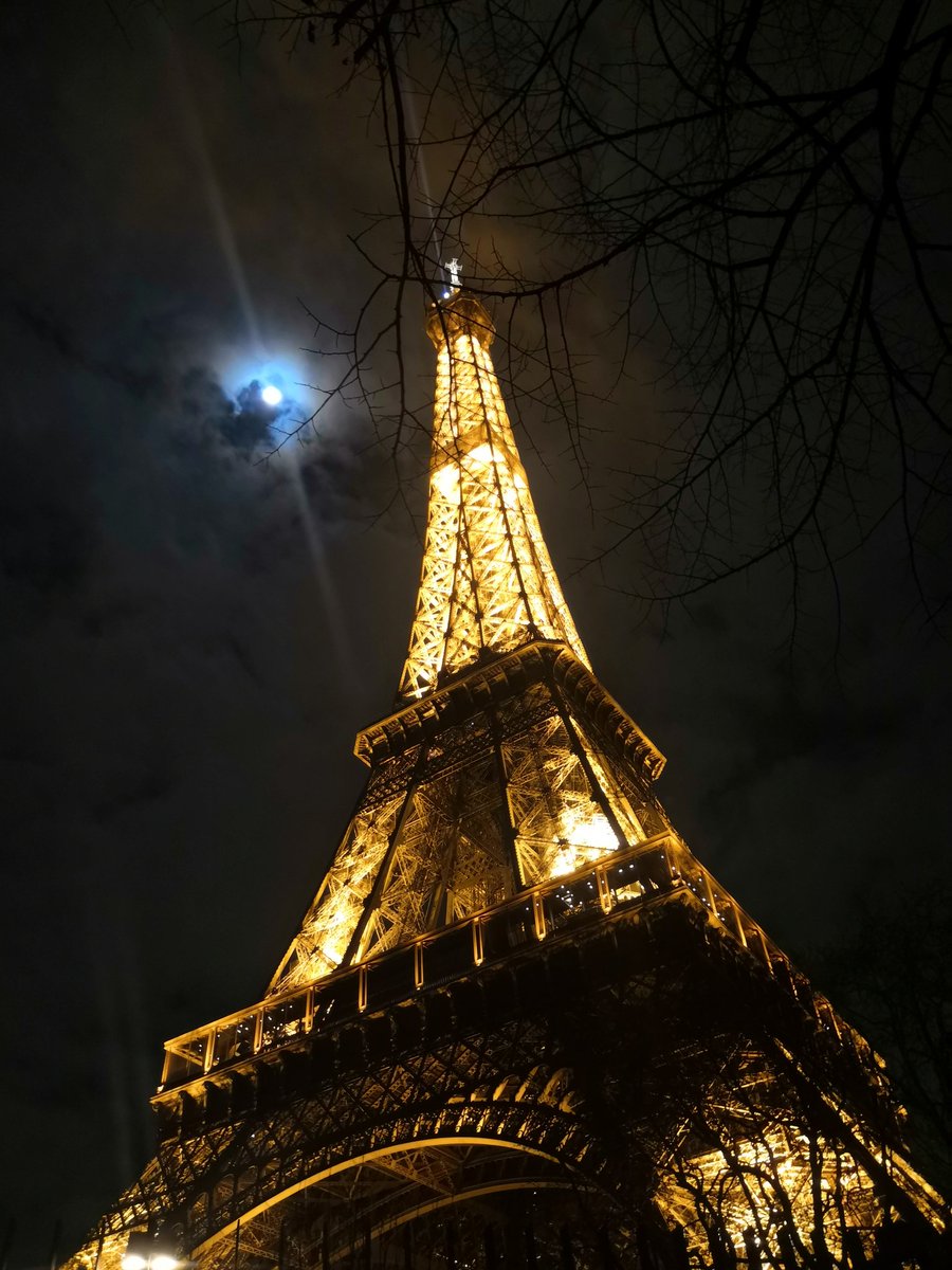 Aurel_Grains's tweet image. #live #eiffeltour