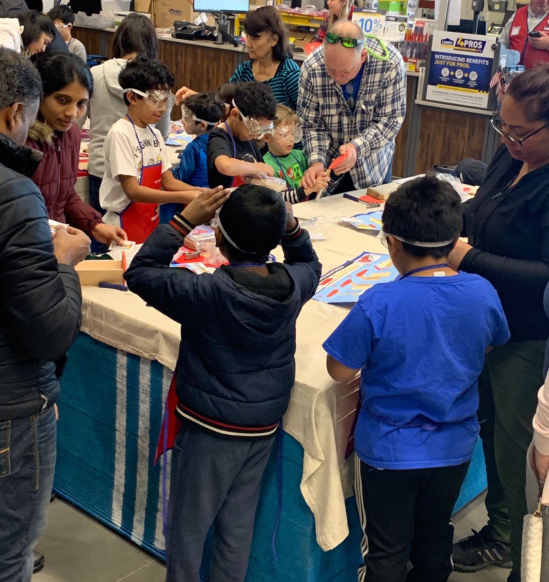 3274_s's tweet photo. 2020 kids clinic at Lowe’s. Can’t wait for the next one. Outstanding day, Amanda Le, Shannon Brown, and Brad made it a special day for all. @3274_s @BlueBoxR1 https://t.co/Wq6chfdvZm