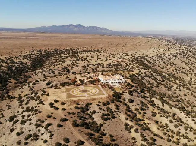 Now lets focus on  #Epstein's Zorro Ranch which is perched high up on a bluff in the middle of the New Mexico desert