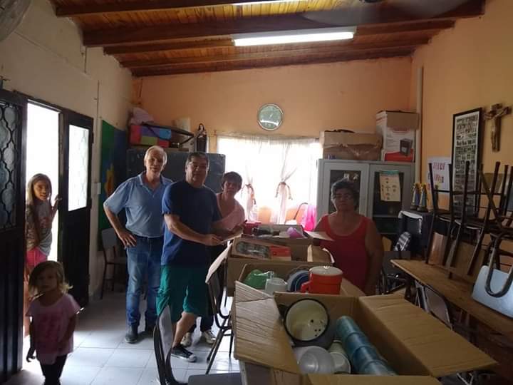 RacingFilialSP's tweet photo. El día de hoy la filial Racing Club San Pedro se hizo nuevamente presente en el comedor comunitario la capilla Santa Teresita del barrio futuro, haciendo entrega de platos,jarras,vasos,fuentes, ollas,etc. Agradecemos a quienes con su cuota social permiten realizar estás acciones! https://t.co/oFjzYilSJ7