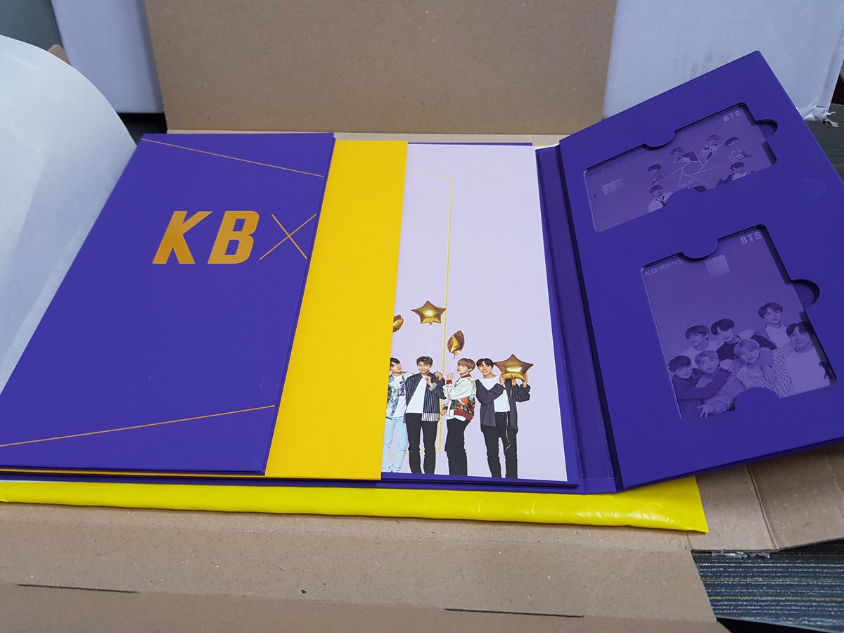chuboll1013's tweet photo. 생각지도 않았던 국민은행 BTS스페셜케이스 2차당첨 뒷북같지만 요거이 이제야 도착 별거아닌듯 무심하게 근데 케이스나 포장 쫌 신경써서 만들고 보낸거 같네요 굉장히 조심스럽게 열어봄🤣🤣 아쉬운건 작년에도 신청했음 완전체가 되었을꺼인디..
#BTSxKB https://t.co/dZoBsvqZgB
