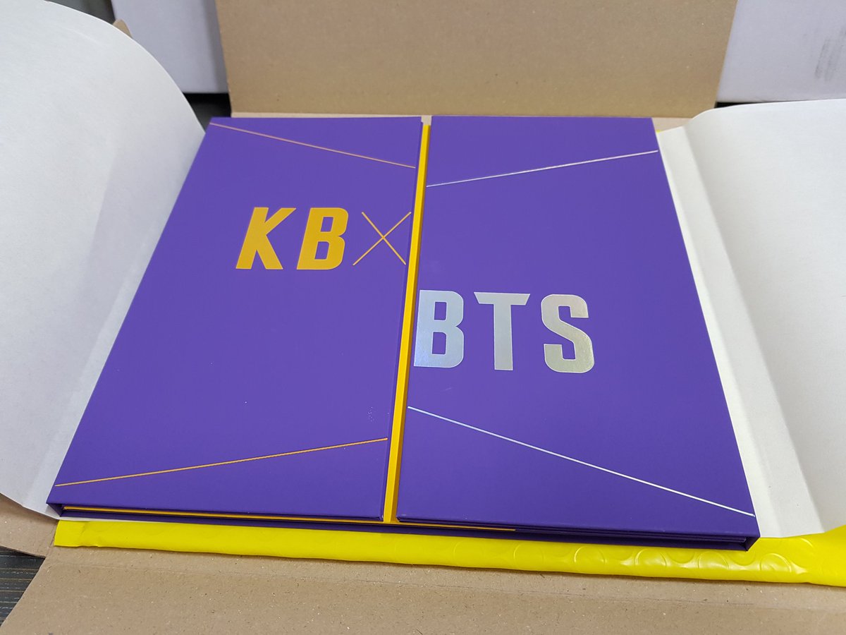 chuboll1013's tweet photo. 생각지도 않았던 국민은행 BTS스페셜케이스 2차당첨 뒷북같지만 요거이 이제야 도착 별거아닌듯 무심하게 근데 케이스나 포장 쫌 신경써서 만들고 보낸거 같네요 굉장히 조심스럽게 열어봄🤣🤣 아쉬운건 작년에도 신청했음 완전체가 되었을꺼인디..
#BTSxKB https://t.co/dZoBsvqZgB
