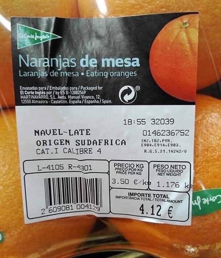 Aloncuco67's tweet photo. Señor presidente de El Corte Ingles; 
después de leerlo,no he podido evitar hacer esta foto con las naranjas a 3,50€ euros kilo y procedentes de Sudafrica, entenderá que no debo de poner más mlos pies en ninguno de sus grandes almacenes, y soy de las que "tenía" su tarjeta de_ https://t.co/hdPMnIgL9r