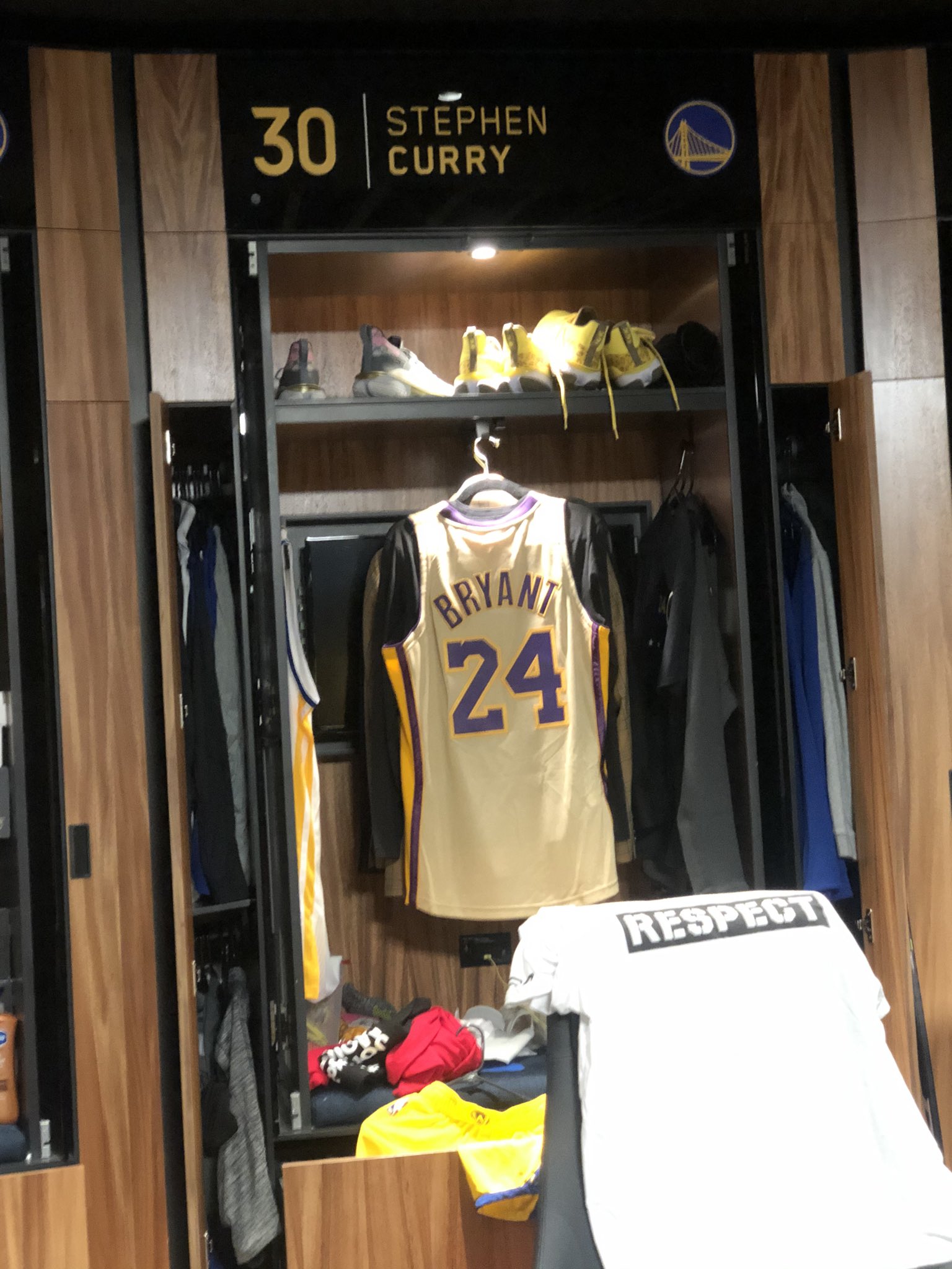 Ballislife.com on X: Steph Curry wearing a Kobe jersey at the