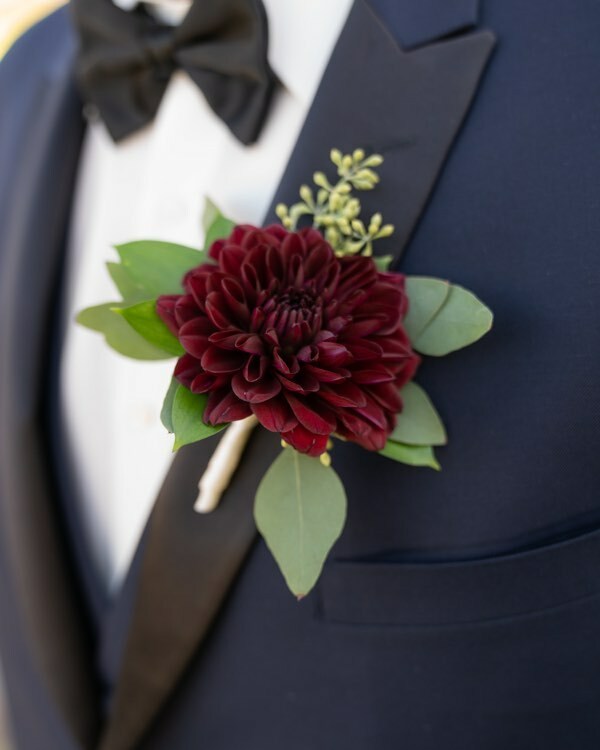 We think burgundy can be used all year long, not just for fall! Who agrees? ⠀

Photo: @mplacepro⠀
Planning &amp; Design: @symphonywed⠀
Floral: <a href="/weddingsbydzign/">Weddings By Dzign</a>⠀
Venue: @redrockcountryclubweddings⠀
Video: @mplacecinema⠀
Beauty: @makeupinthe702⠀
Cake: @… ift.tt/2vWPqU1