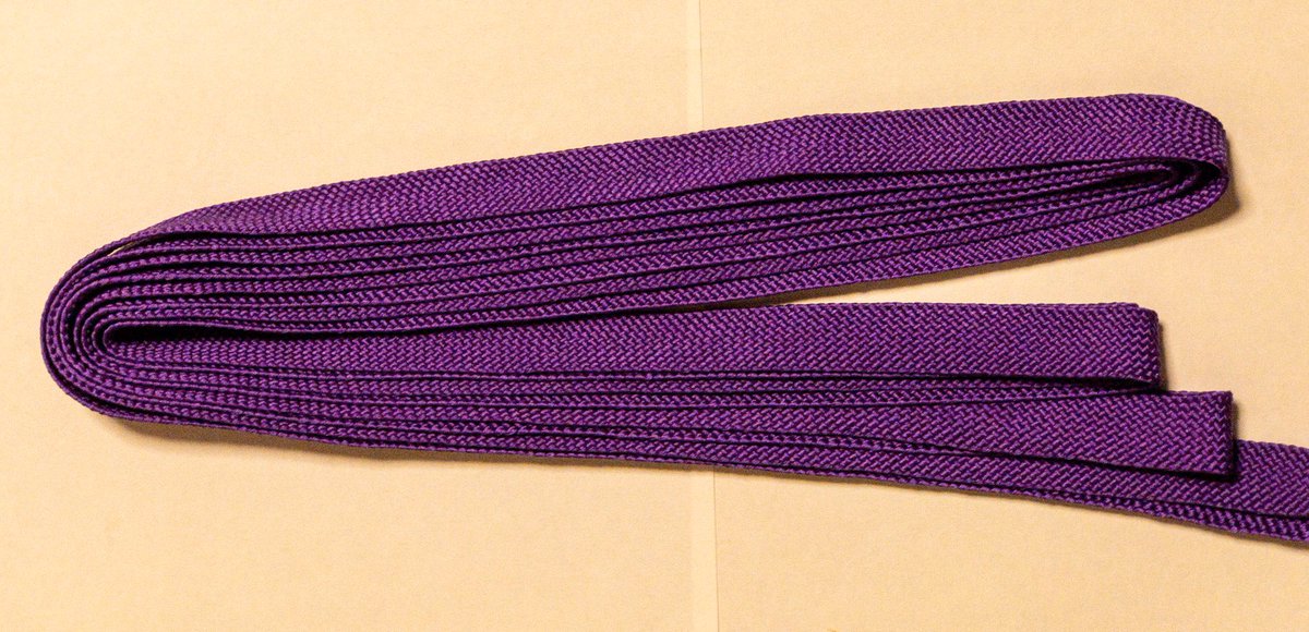 矢倉影水 この紫の組紐は今までの注文の中で最長でした 5 5mの糸で組んで3 6mの組紐が出来上がりました 糸 を玉に付けて高台に取り付けるまでが大変でした 5 5mがからまると手の施しようがない
