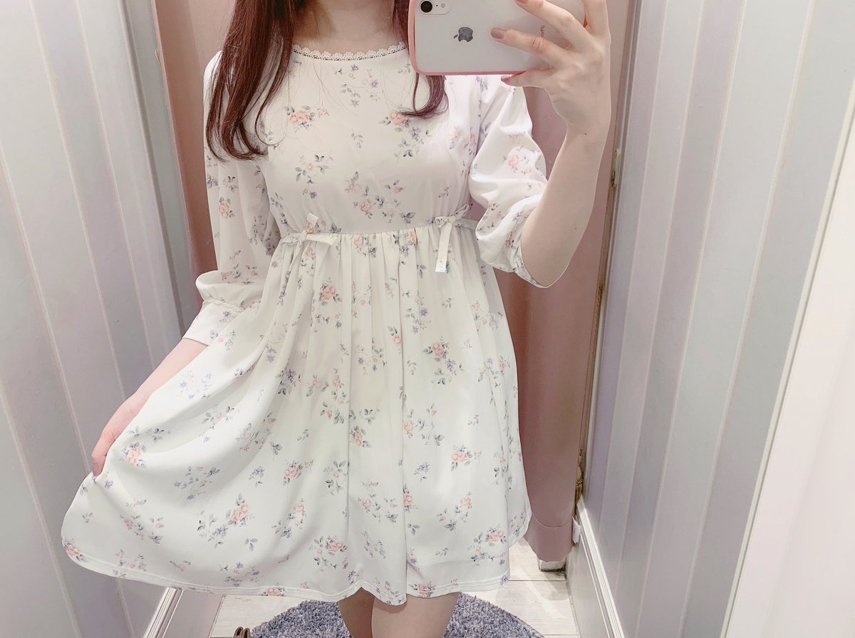 ট ইট র Evelyn 新宿店 New Arrival 花柄細リボンop 胸下切り替えしなので 甘めなシルエットに さりげない細リボンが可愛いです୨୧ 是非店頭にてご覧下さい Op 7 900