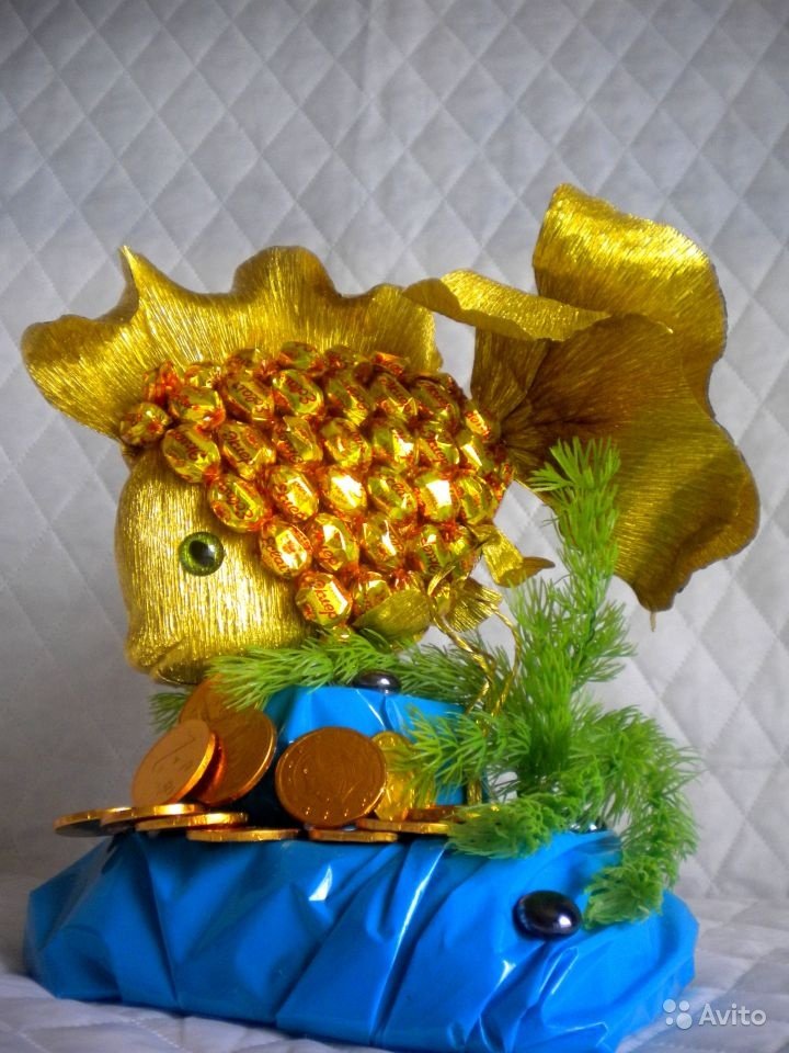 Золотая рыбка папье маше. Как сделать золотую рыбку своими руками. Золотая рыбка из конфет. Золотая рыбка из конфет. Поделка золотая рыбка.