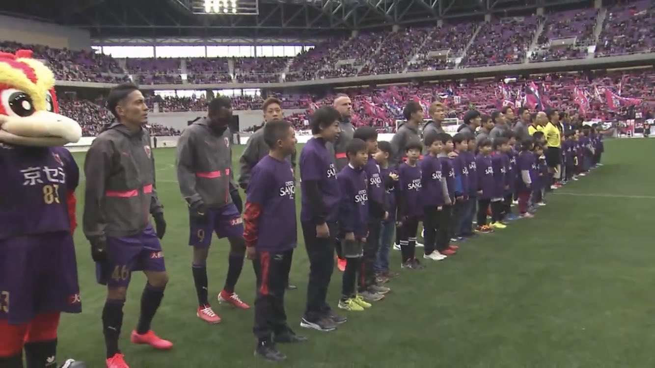 蓮 サンガスタジアムの写真を見れば サッカー ラグビーファンが新国立競技場を嫌う理由がわかるはず 全然違うでしょう 世界各国がコンパクトな球技専用スタジアムを建てている中 この国は巨大な陸上競技場を建ててしまった そして 後始末に困って