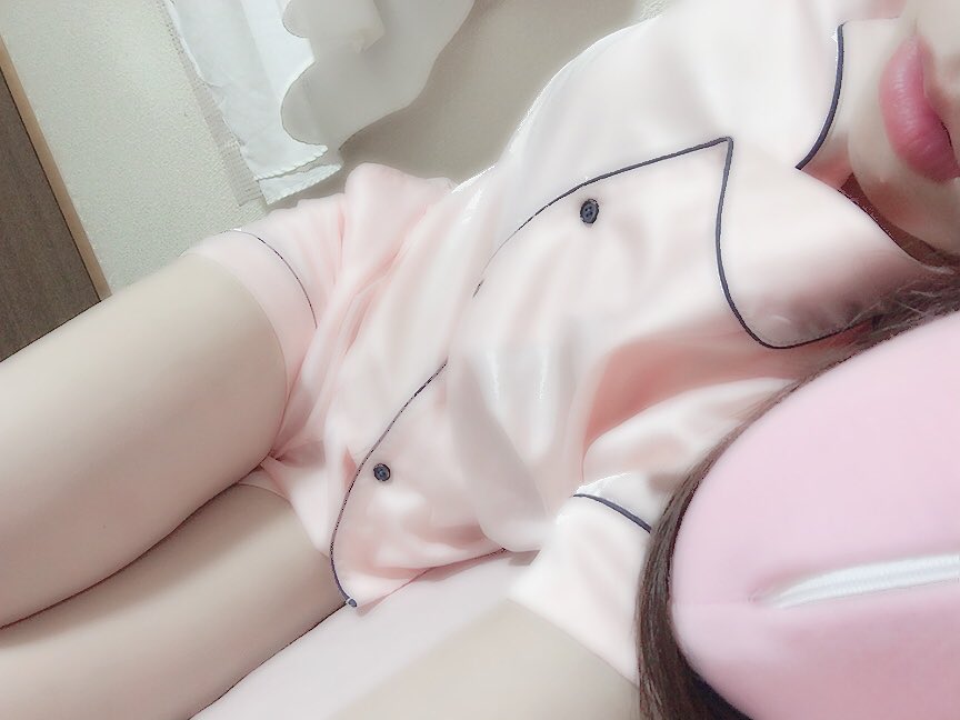 RaaaaaChan_'s tweet photo. バイトサボっちゃった まだ一緒にころんしてよーよ
らあのパジャマ半袖で寒いから https://t.co/RmkiQ8opBV