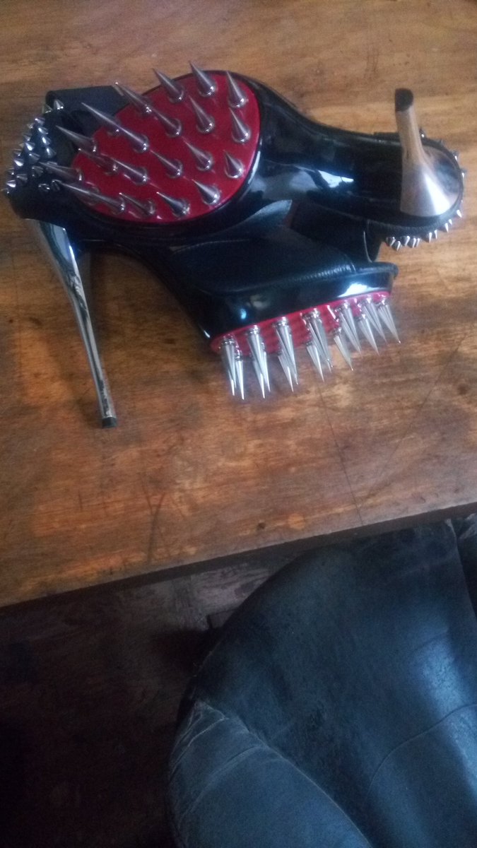 @LadyXofukstomp @Shoeguy29179934 @MistressKLondon @Miss_Cameo @NatalyaRoman7 @claudia_teacher @Domina_Tilda They are no joke. Causing a slave extremely agonizing pain is very easily done with theses shoes. Trust me I know!!! Lol 🤣