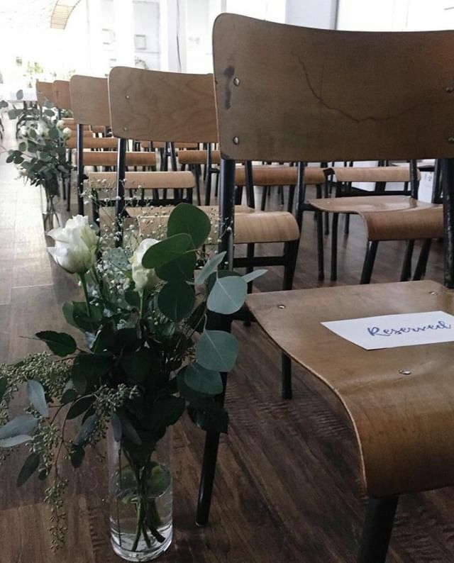 braidstweddings's tweet photo. White roses and eucalyptus paired beautifully with our wooden school house chairs for a beautiful elegant bit rustic feel. Our space is suitable for both a ceremony and reception with only minimal turn around time. ⁠
⁠
⁠
⁠
⁠
#weddingceremony #new… https://t.co/ZTTsOEYNow https://t.co/QCEkjVJA63
