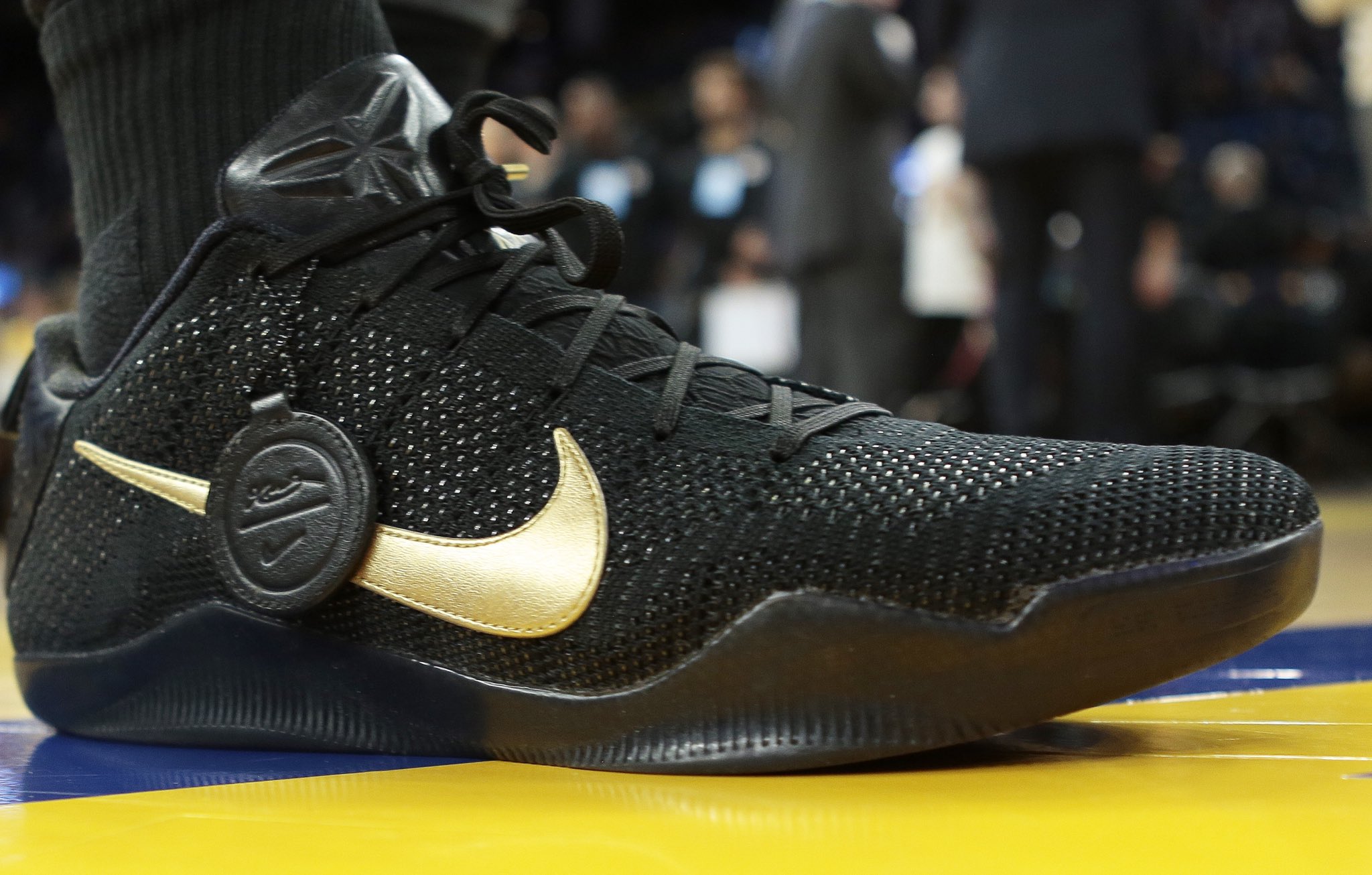 Anthony davis gold shoes 2025