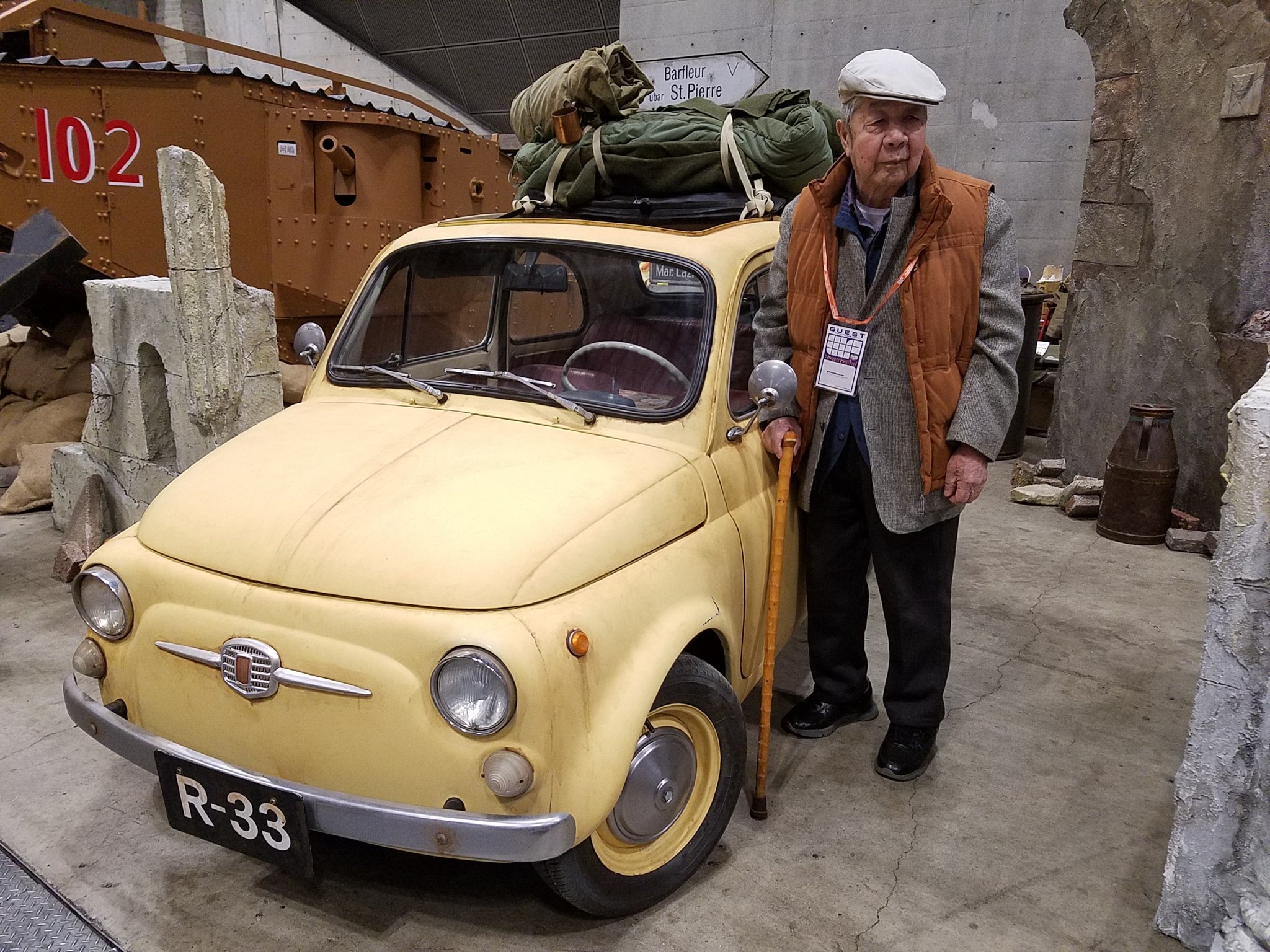 よしぞうmaro カリ城フィアット500展示をルパン三世 のキャラクターデザイナーで作画監督の大塚康夫先生も見学 かつてはご自身も同車を3台所有して 遠くは九州阿蘇までこれで遠征した思い出を語られながら 懐かしそうに見られながら 最後にサインを残