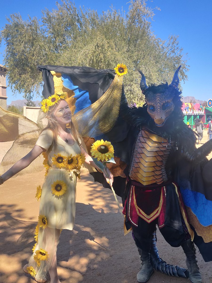 Mysticallala's tweet photo. I had a wonderful birthday today ❤️ thank you to friends and family who shared it with me 
#renaissancefestival #fireflicker #azrenfest #sunflowerfairy #cosplay https://t.co/5OahkmhWLK