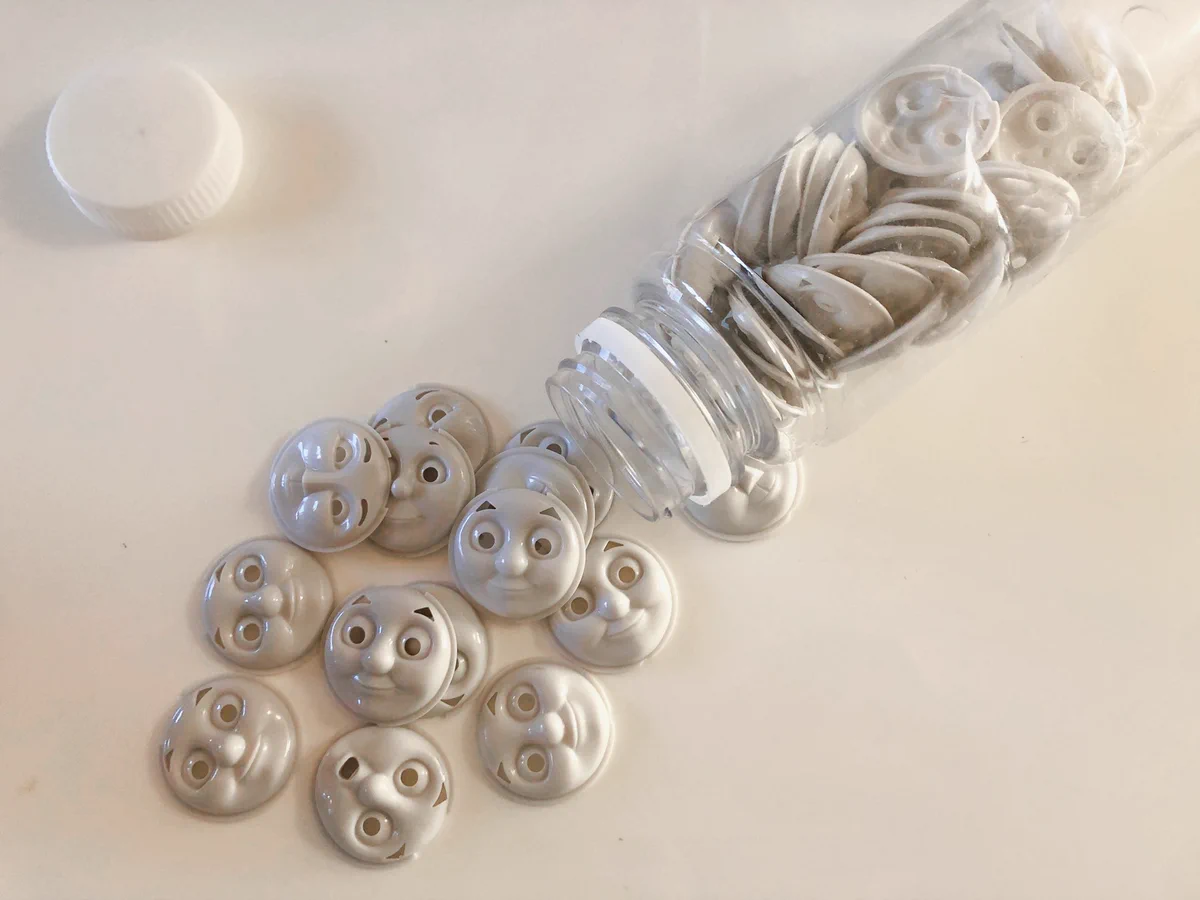 トーマスラムネのトーマス達がこちらを見つめてくるとってもシュールな画像