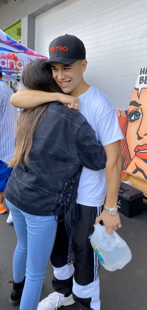 YESSS HES WEARING EARRINGS AGAIN