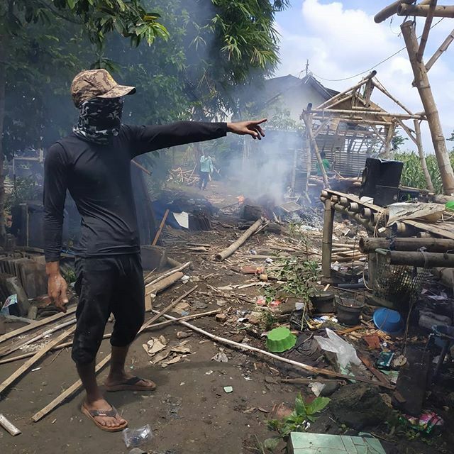 AhmadSyamsulHa1's tweet photo. Pada akirnya
Jarak diantara kau dan aku
Adalah bentangan satu juata kenangan
Yang membuat siapapun di antara kita 
Rentan pada sebuah RINDU
#cahrp #rindu #cahpondok https://t.co/bw2iPcP9DW https://t.co/NdPtwX0fd9