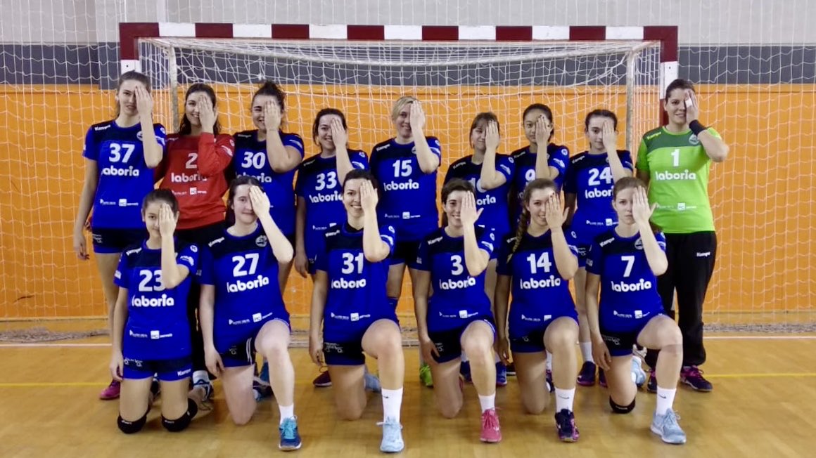 HCPerello's tweet photo. “Si no mires esport femení, t’estàs perdent la meitat de l’espectacle”.
Amb aquesta foto les integrants dels equips sènior i juvenil de l’HCP donem suport a la causa #ThoEstasPerdent , que té com a objectiu visibilitzar les competicions esportives femenines. 
Endavant!! https://t.co/GlUn0f2mxI