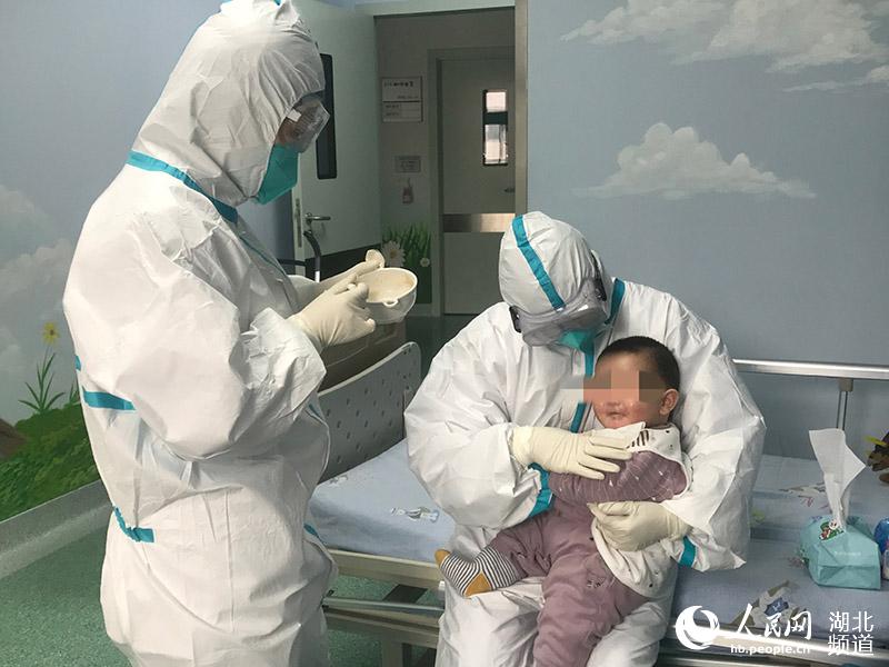 CGTNOfficial's tweet photo. A six-month-old baby diagnosed with the #coronavirus and quarantined alone at a #Wuhan hospital now has "nurse moms" taking care of him 24/7.

The baby's mother is a medical professional who contracted the virus at work, and his grandparents have also been quarantined. https://t.co/t8FTwrnRjf