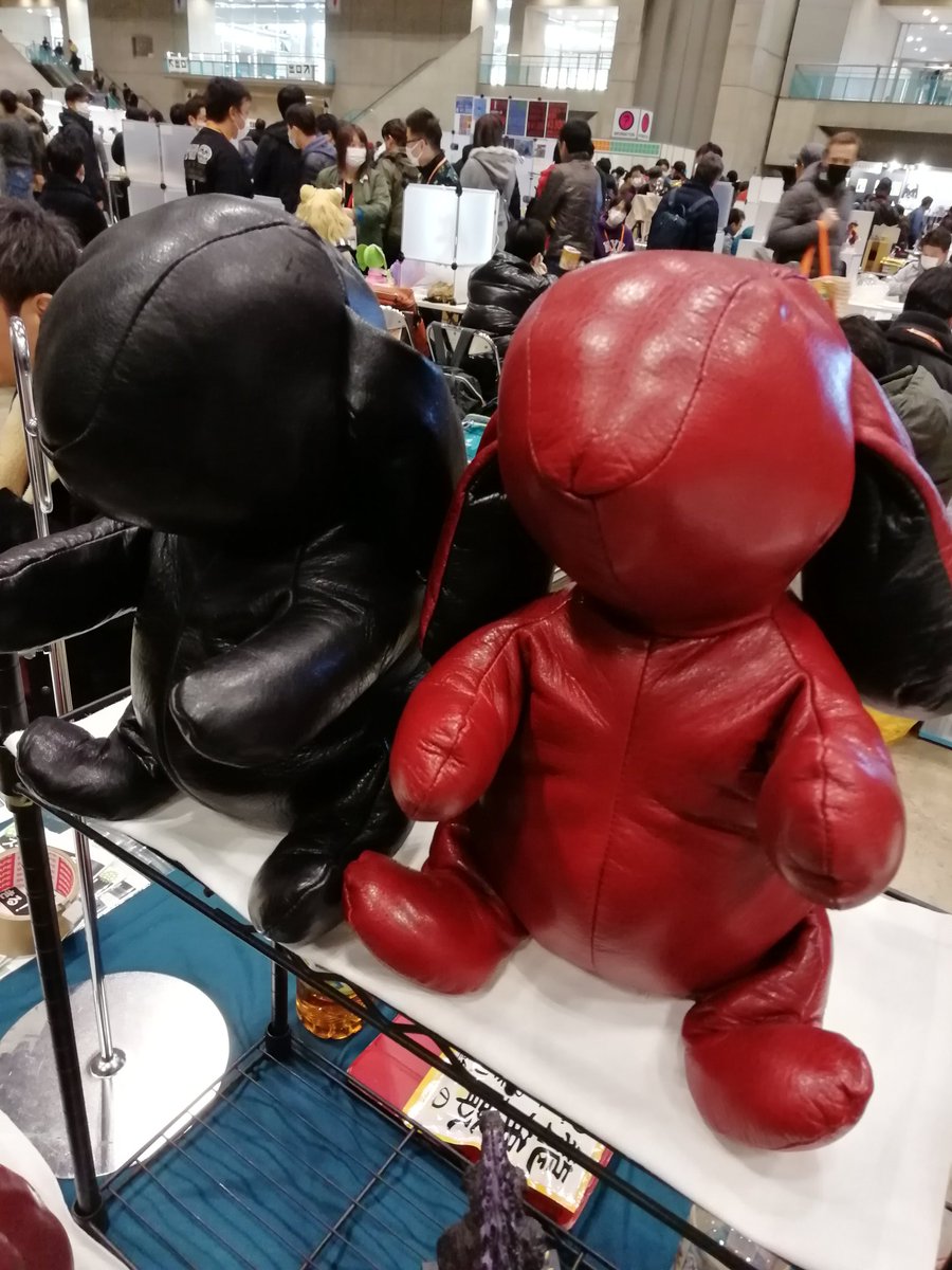 leather_for_wf's tweet photo. どれだけネットが発達しても手触りは伝えきれません。持った方は意外とずっしり！手触りが良いと好評のロップイヤーの革ぬいぐるみ。
08-26-03
#wf2020w https://t.co/CfTgjFgFjQ