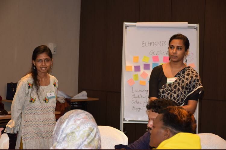 Exelente capacitación acerca de @SEWAFed, una federación de cooperativas de trabajo de mujeres de India con + 300.000 miembros. Brindan serivcios para sus asociadas y hasta fundaron un banco! gracias @SalonieM el Ila!!