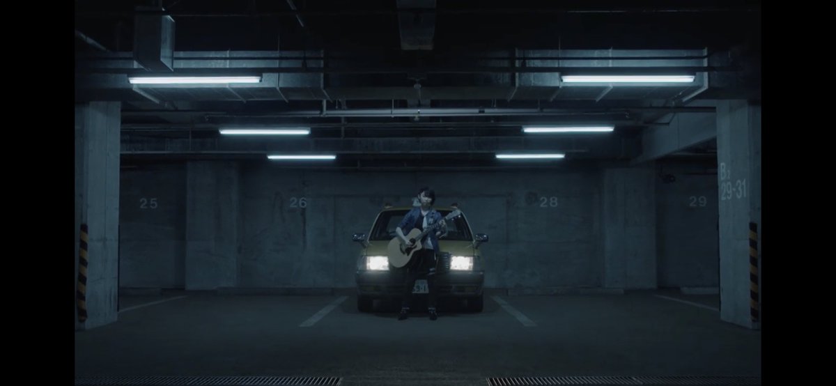 ゆーは このギター懐かしすぎる タクシーの前に仁王立ちするのも まじでかっこいいし ギター弾いてんのもまじでかっこいい ショートでスキニーでって 服装も髪型も顔も曲も全部がタイプ