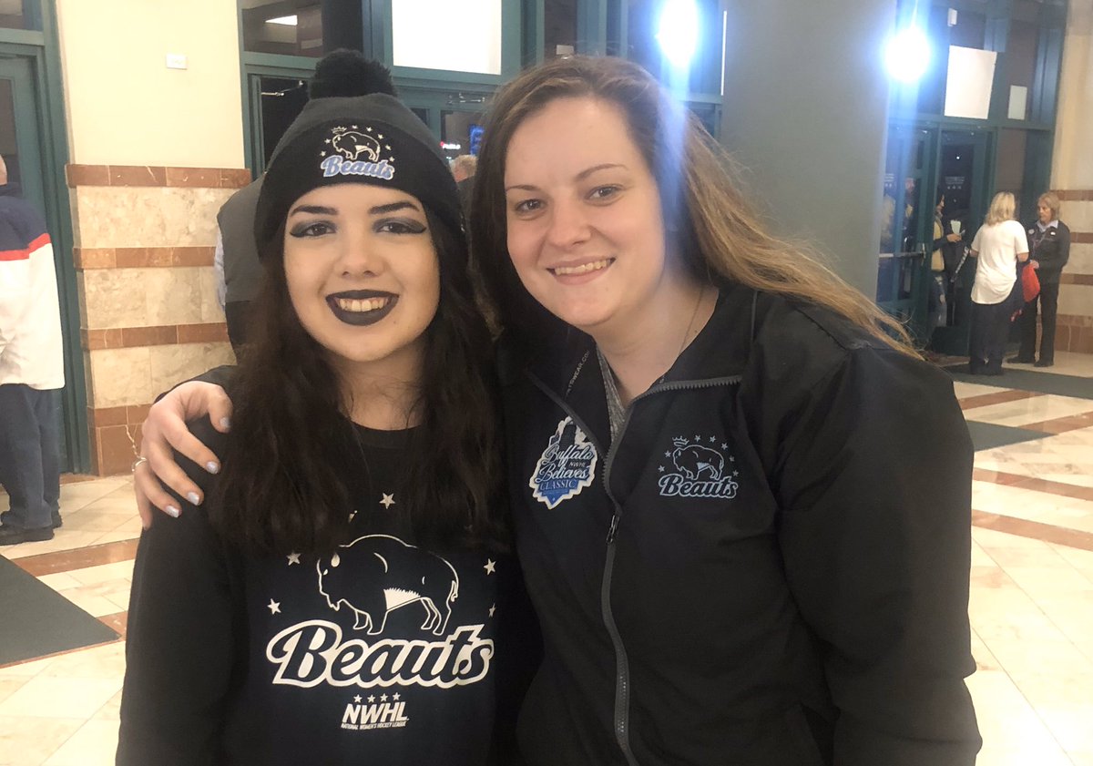 BuffaloBeauts's tweet photo. The #Beauts have fans all over the world! One super fan - @KaelaLovvorn - knew that @lilneumy was in Anaheim this weekend for @usahockey, made sure to find her, and got a #BeautsPic together π Nice job, Kaela!
#NWHL #BeautsFansAreTheBest #FortBeaut https://t.co/azhoZnYcMP