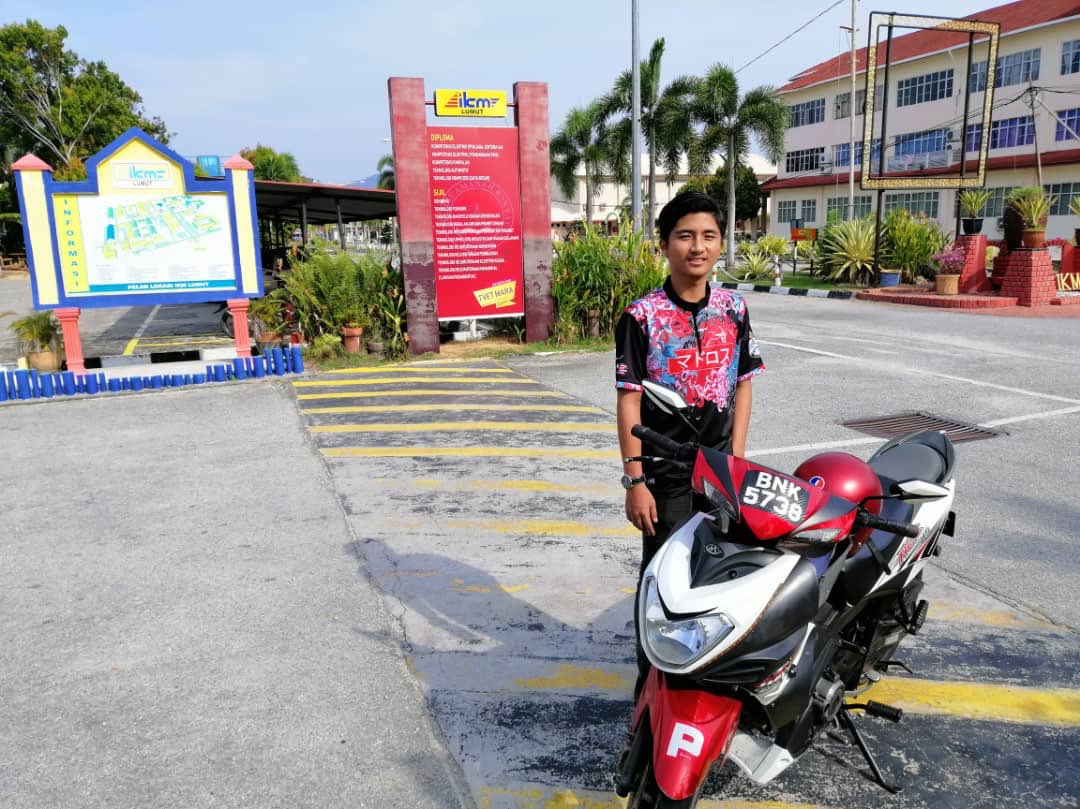 Power gila #TransporterFie subuh subuh lagi dah deliver moto customer. Haa ni tengok customer pun udah sengeh ni. Kira cun la kan.?

Nak pos barang/ moto selatan - utara boleh roger eh. Kalau student kita kira harga student 
+60197910617