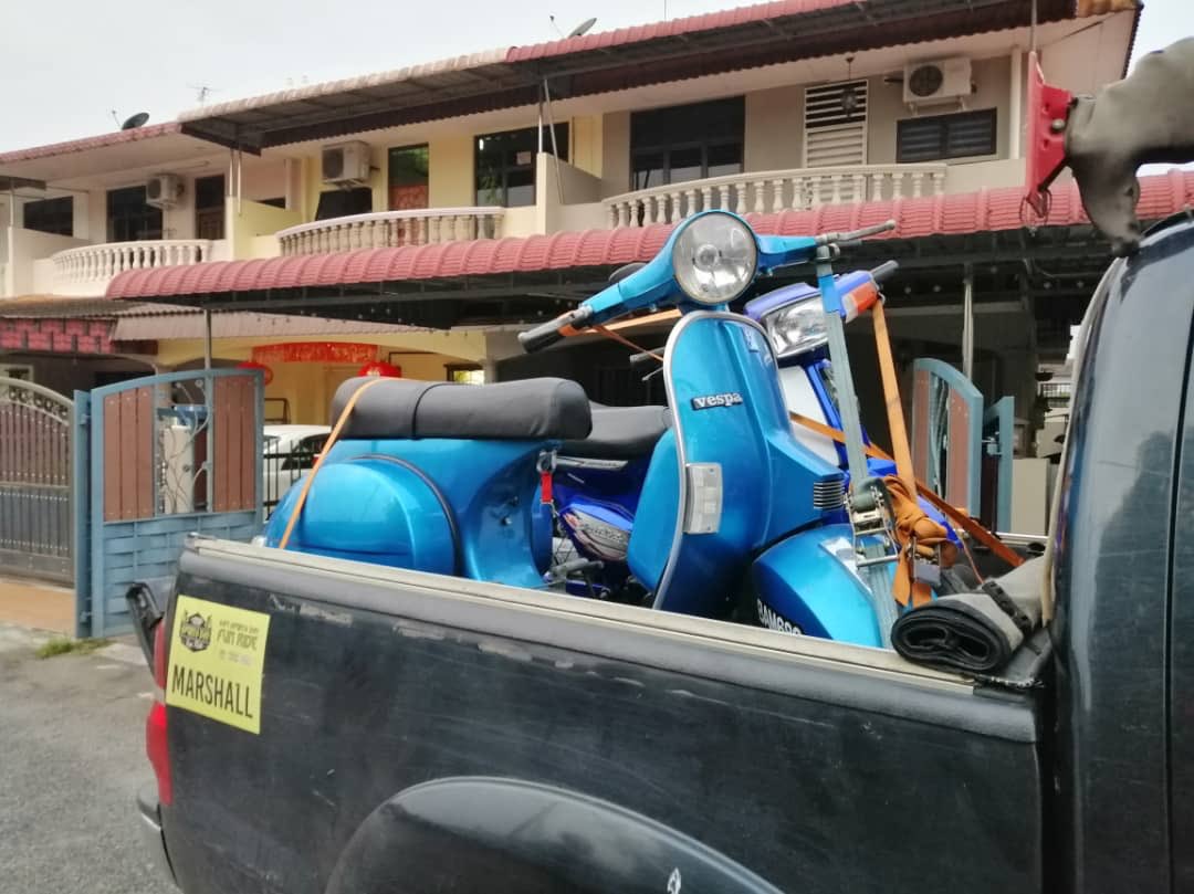 Tanggggg, tanggggg tanggggg tanggg. Kali ni kita bawak cik bespa pulak jalan jalan ronda ronda. Siapa nak pos moto balik kampung. Nak bagi ayah pakai buat pergi surau. Boleh roger #TransporterFie 0197910617 okayy