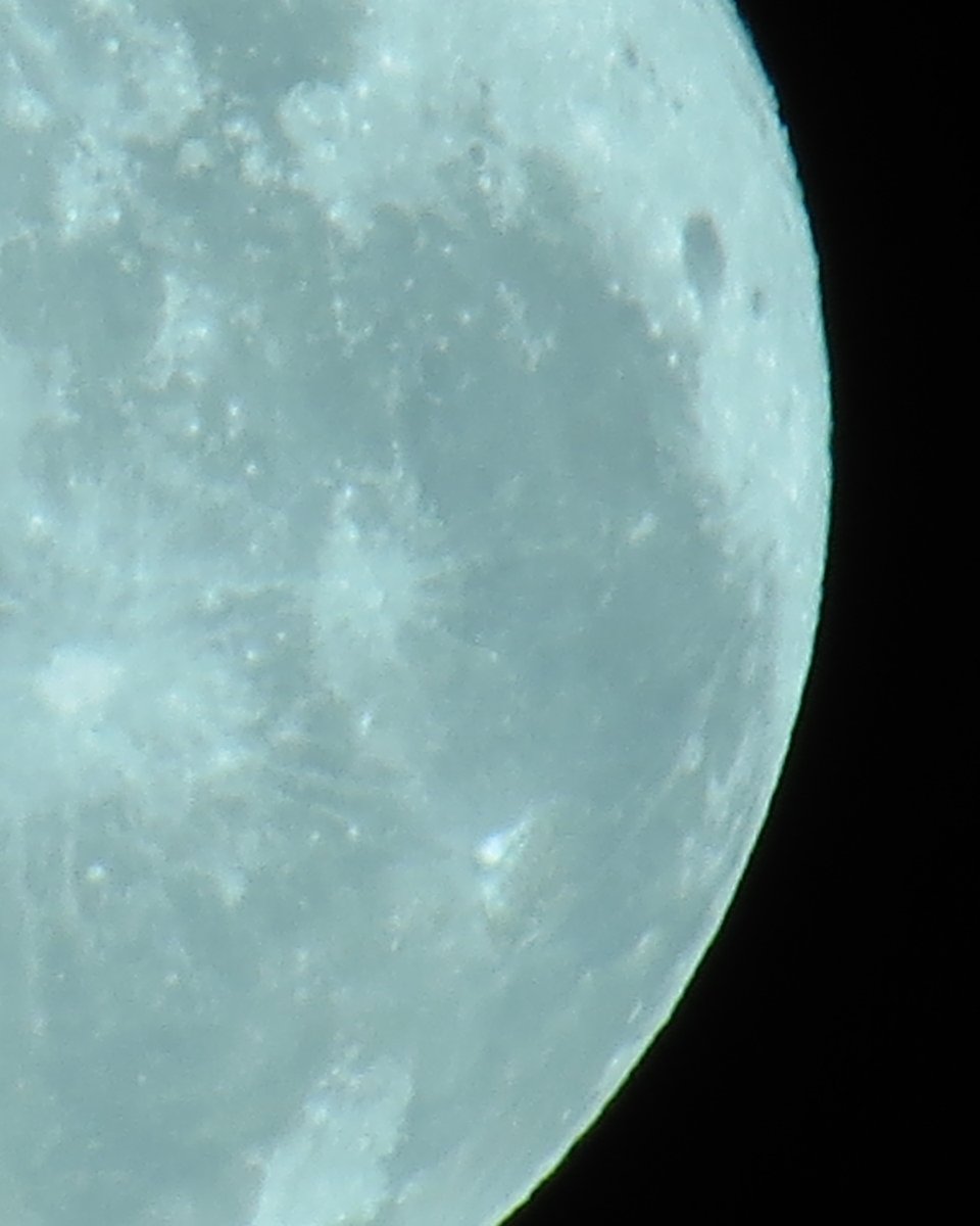 Quenoreyes's tweet photo. Más fotos de la primera Luna de Nieve del 2020 en Stgo de Chile https://t.co/x8HWPlUYML