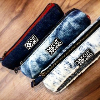 CUTaND2's tweet photo. ペンケース入荷しました。
.
CUTaNDではセミオーダー、フルオーダーも承っております。
お気軽にご相談下さい。
.
.
.
#デニム #インテリア #雑貨 #インテリア雑貨 #リメイク #パッチワーク #オーダー #ハンドメイド #一点物 #宇都宮 #栃木県 #日本製 #カットアンド #cutand #3r https://t.co/391cYscpUX