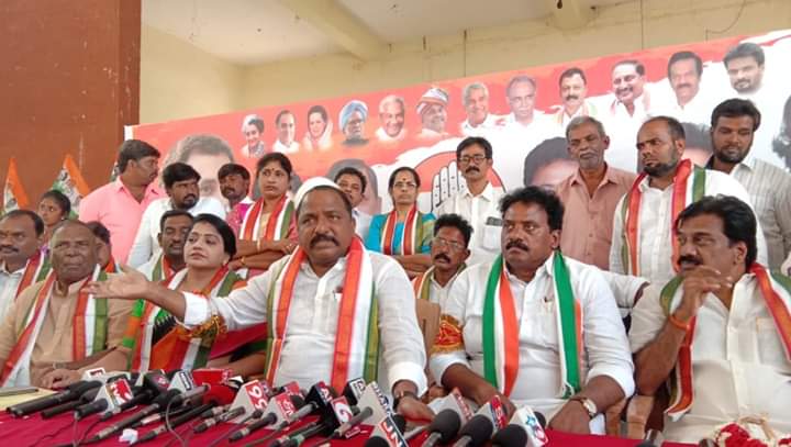 tallurivijaykum's tweet photo. New #APCC Chief Sailajanath W'presidents Thulasi Reddy and @MastanValiINC . Interacts with @INCIndia workers to doorstep over districts wise. Their 2nd visit district #NELLURE https://t.co/q7nLSMol9N