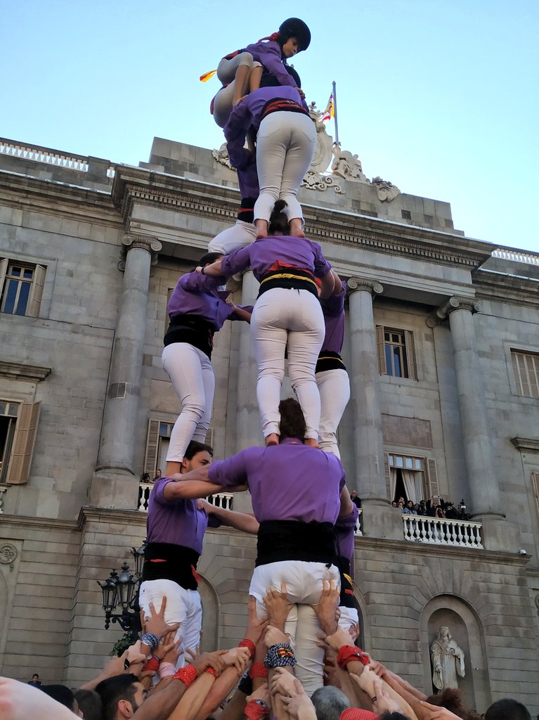 A la primera ronda descarreguem el 3d6! 💪💜 El primer castell d'#Esquerdats amb camisa lila. #EsquerdemStaEulàlia