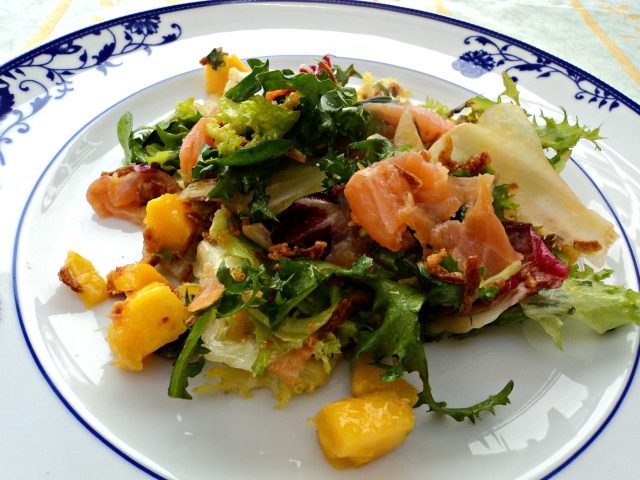 ENSALADA DE MANGO Y SALMÓN #recetas blgs.co/N9Sq1u