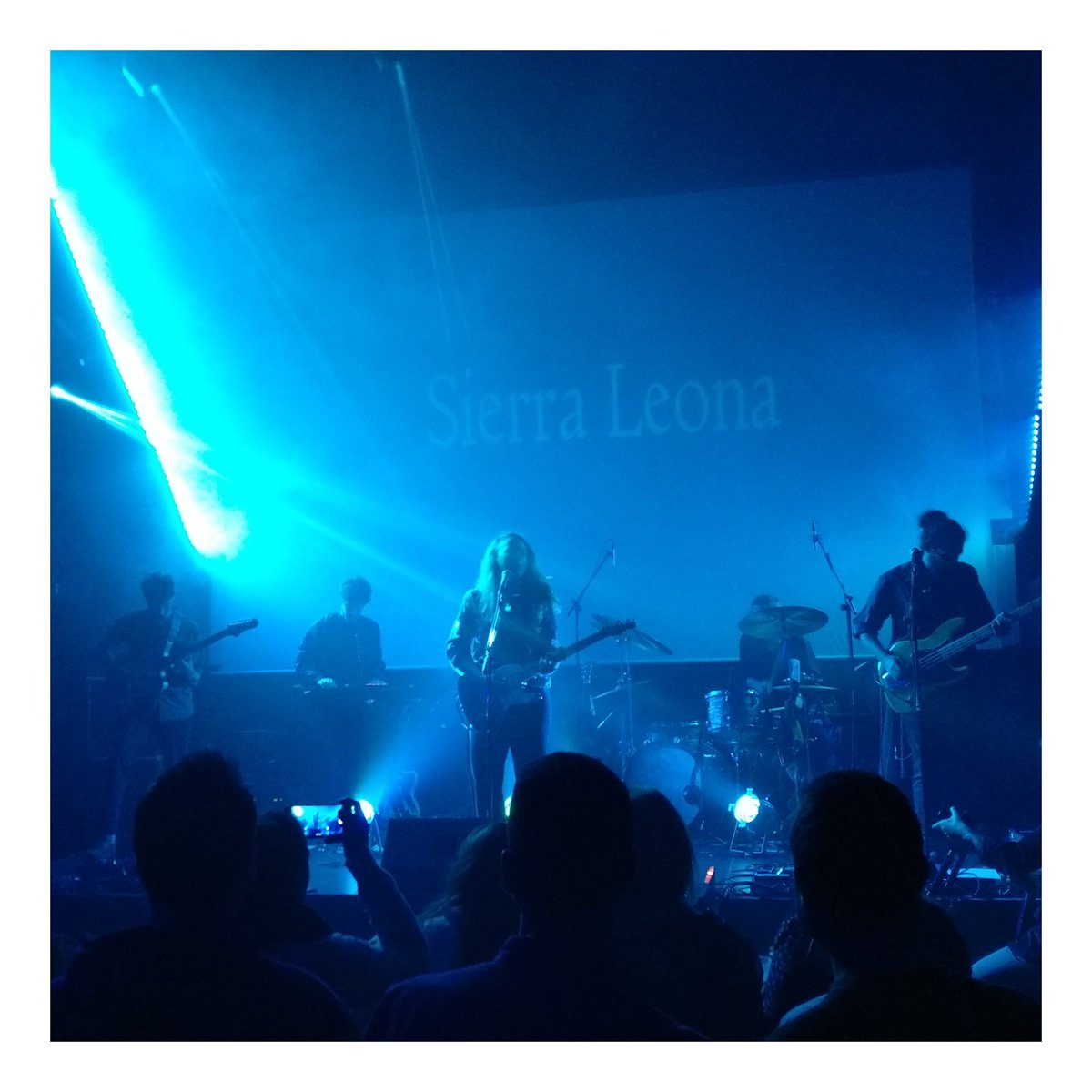 Fantástico concierto anoche de <a href="/sierraleonasoy/">SIERRA LEONA</a> en la sala <a href="/JerusalemPop/">Jerusalém Pop & Rock</a> de Valencia.
Una banda liderada por Ainoa Cabanes que presentó ayer su primer álbum 'Cruzar un rio', todo un lujo escuchar a este grupo en directo.