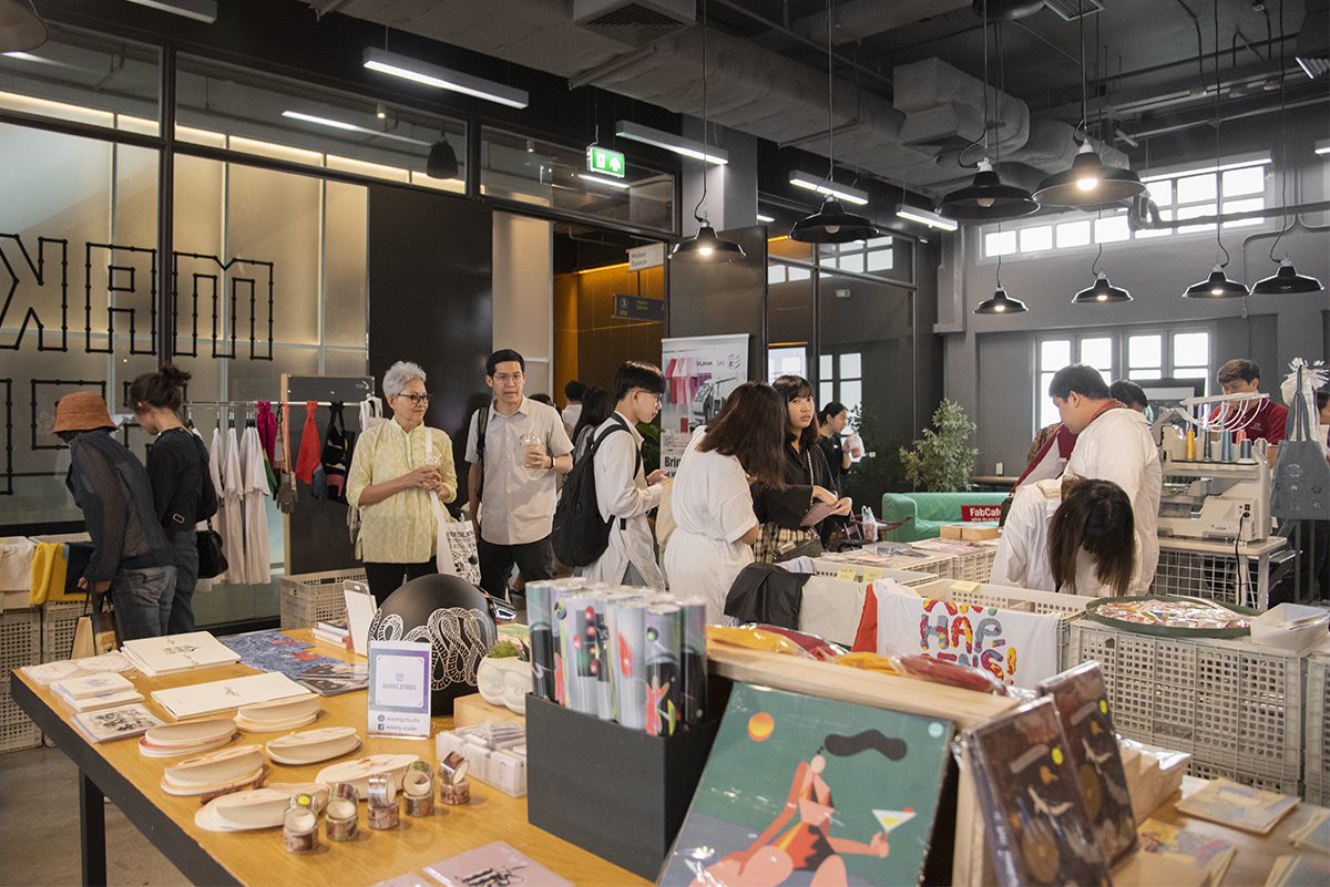 whateverwhenev's tweet photo. งาน whatever whenever, pop-up store! งานมีวันที่ 9 กุมภา วันนี้เดียวเท่านั้น! เวลา 12.00-19.00 ใครมางานดีไซน์วีควันนี้อย่าลืมแวะมาอุดหนุนศิลปินกันนะ!! ร้านอยู่ตึก TCDC ชั้น 3 ที่ Fab cafe ตึกหลัง ด้านบนห้องแมททีเรียล ดูภาพเพิ่มเติมได้ทาง facebook page: whatever whenever https://t.co/6b66AUgSG6