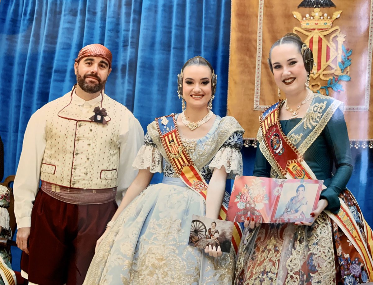 FallaFontanars's tweet image. Hoy nuestros representantes en el intercambio de fotos con la Fallera Mayor de Valencia #Fallas20 #JuntsMolemMés #FallesAreComing