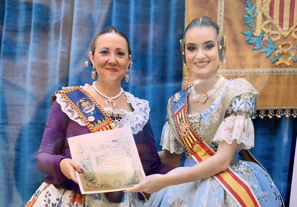 FallaFontanars's tweet image. Una Gran Fallera, miembro destacado de la comisión Isabel Esteve se le ha impuesto hoy el Bunyol d’or I fulles de llorer i brillants. 💎 
 #Fallas20 #JuntsMolemMés #FallesAreComing