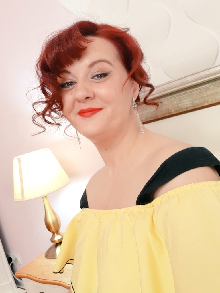 MelodyEllisa's tweet photo. Perky smile, eyebrows raised...guess what i.m thinking... #redlips #redcurls #SmileMore #LiveJasmin https://t.co/hPLwNkfAOi