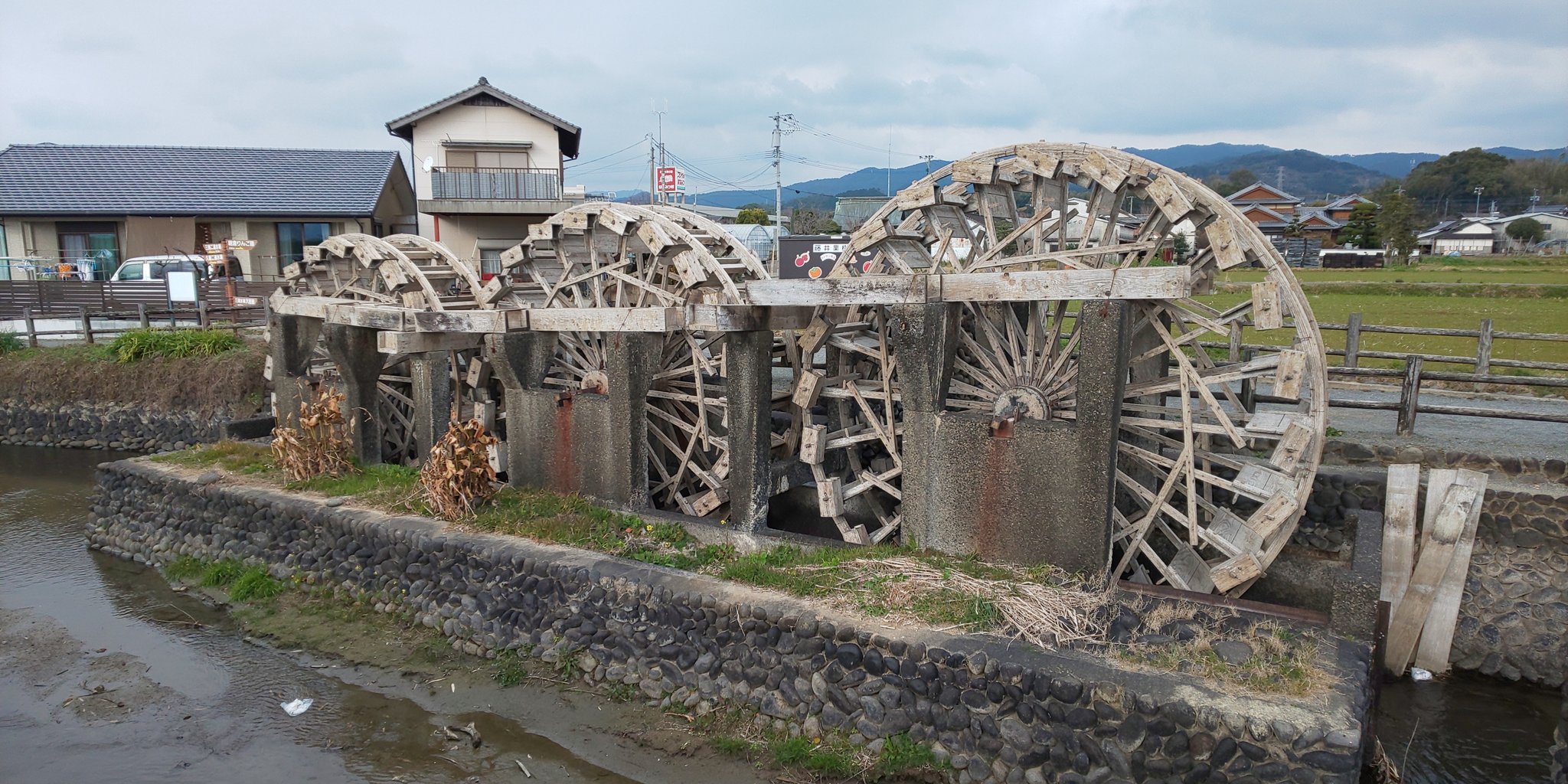 けんたろう 川の駅 三連水車の里あさくら で休憩 川の駅の三連水車 はモーターで動くモニュメントですが その下流には実動する菱野三連水車等の水車群があります 残念ながらこの季節はお休みですが T Co 6szkkkrzkt Twitter