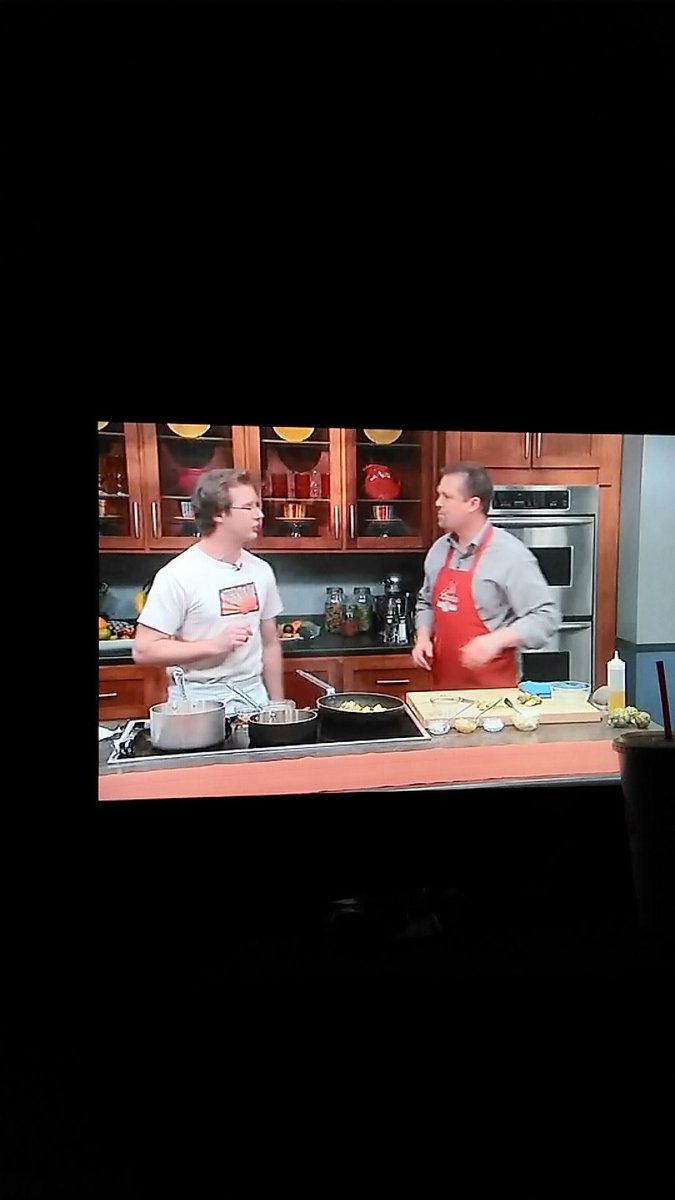 laffsmom's tweet photo. I love turning on the TV to a surprise...my favorite chef @PhillipFoss !!!!  @FossFoodTrucks @ELideasChi https://t.co/D8OUffBSjP