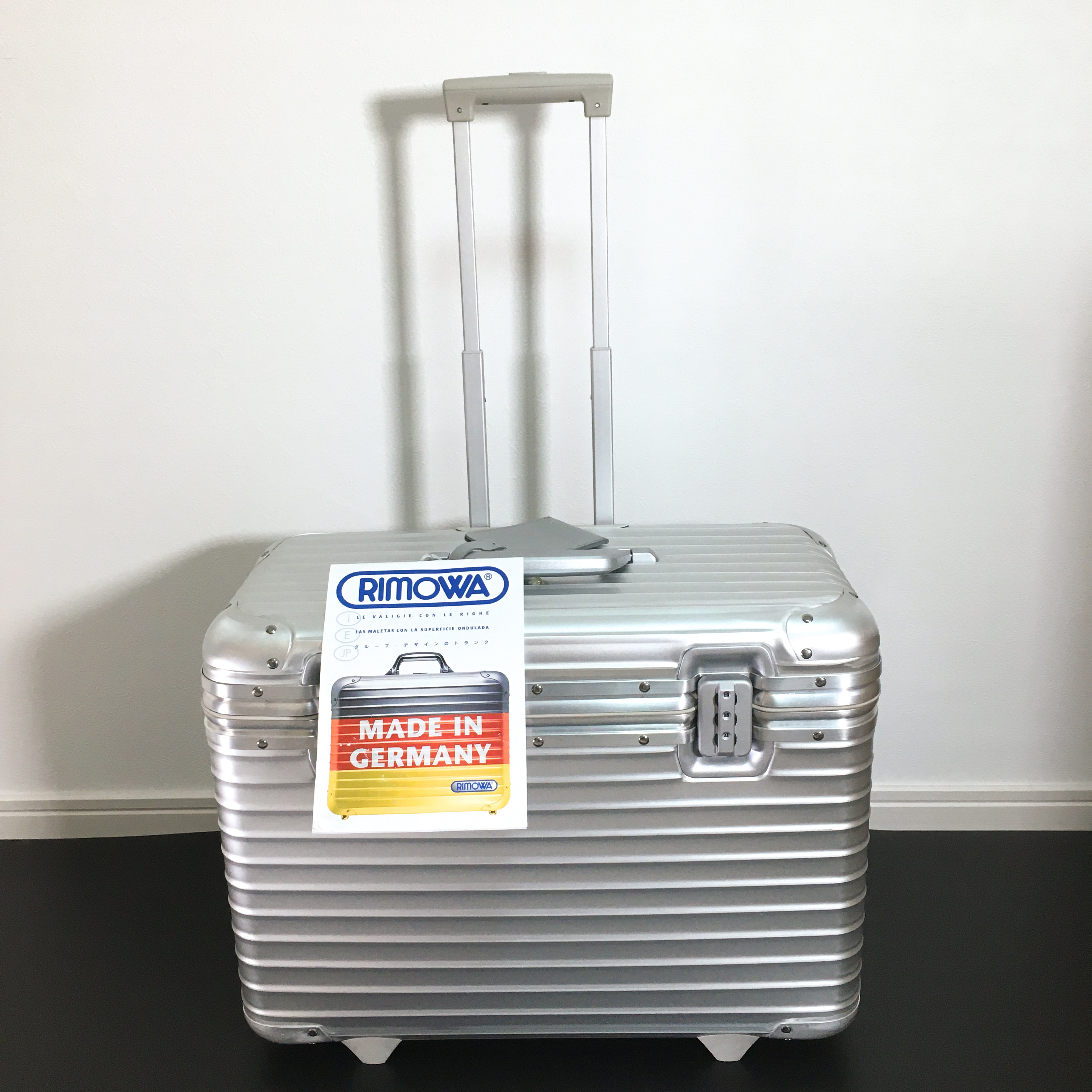 リモワ 少な目 RIMOWA パイロット 34L 4輪モデル 希少 廃盤 リモワ 少な目 RIMOWA パイロット 34L 4輪モデル 希少 廃盤