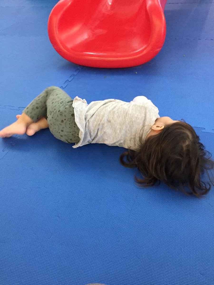 Privilege jadi anak kecil, mau dlosoran dimana aja pas lelah bebas 🧒🏻✨ #hagia2yo