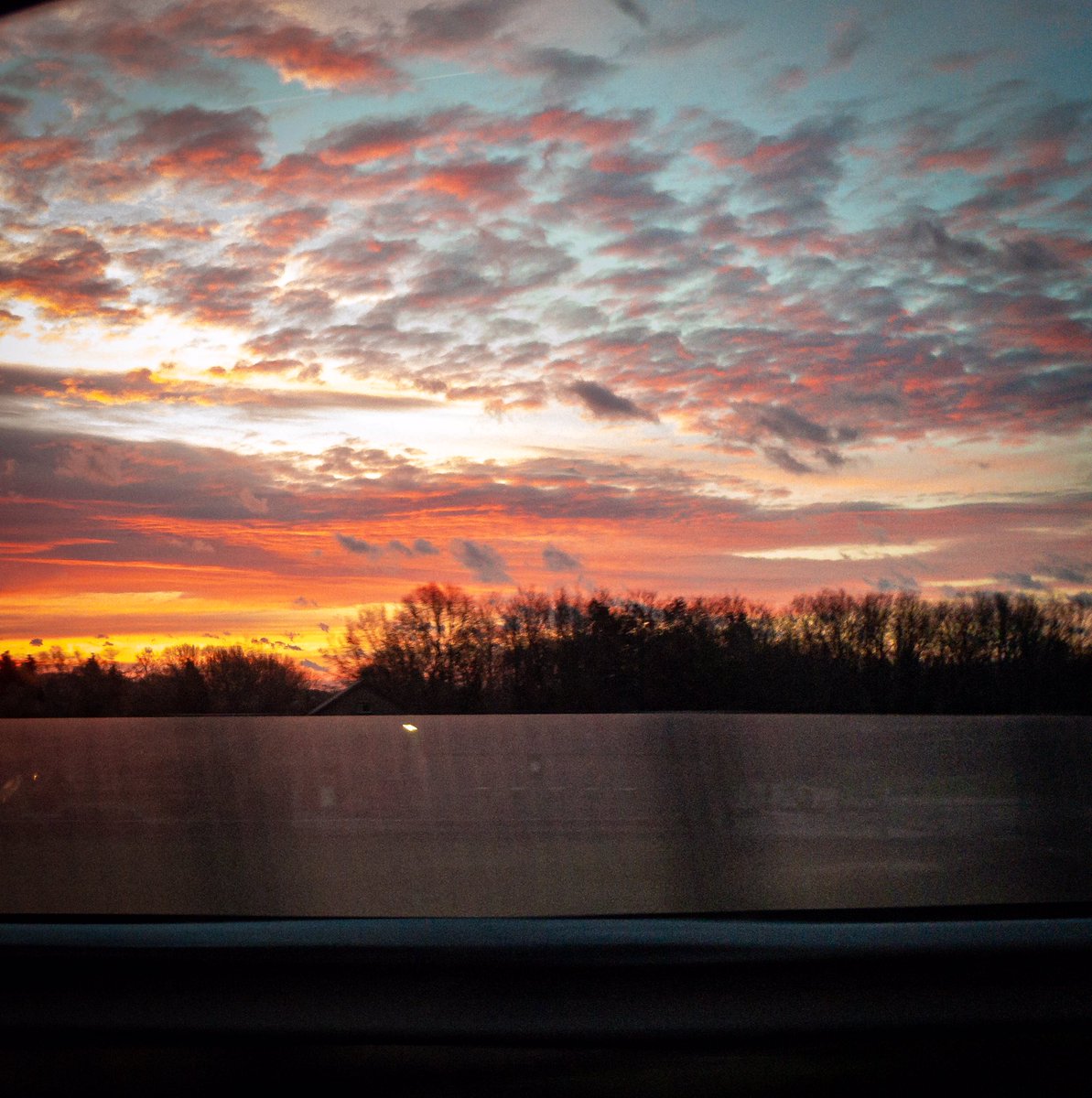 PhotoKersten's tweet photo. #sunrising along the #a2 #motorway near #sittard. #Today #Ciara #Ciarastorm  will hit the #Netherlands. Is this the #Silence before the #storm? @Weerplaza @helgavanleur @pietsweer @Talpaweer @weeronline @OnlineweatherNL @StormchaserNL https://t.co/NzcWMfX7HS