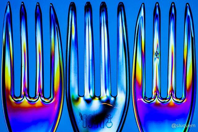 Seanluman's tweet image. Psychedelic forks #photoelasticity  #macro #colors_of_day #stilllife ift.tt/2unarqR