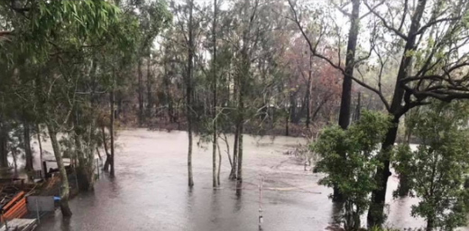 LJCharleston's tweet photo. What a difference four weeks makes. Photos taken by Kellie Smith from her back door, south coast NSW. Incredible contrast.  #Sydneystorm #NSWfloods https://t.co/LO6mr6H9Ry
